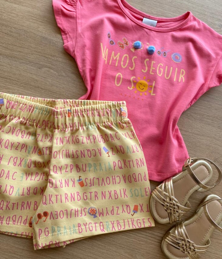 fernandaramoskids com br Conjunto Infantil Feminino Blusa Rosa com Pompom e Short Estampado1