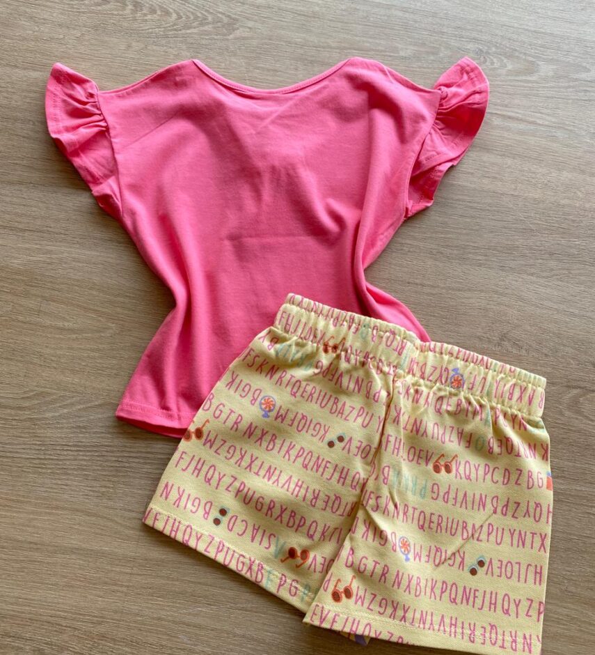 fernandaramoskids com br Conjunto Infantil Feminino Blusa Rosa com Pompom e Short Estampado2