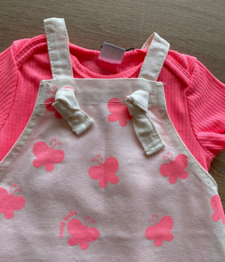 fernandaramoskids com br Conjunto Infantil Feminino Body Rosa Neon e Salopete Estampada1