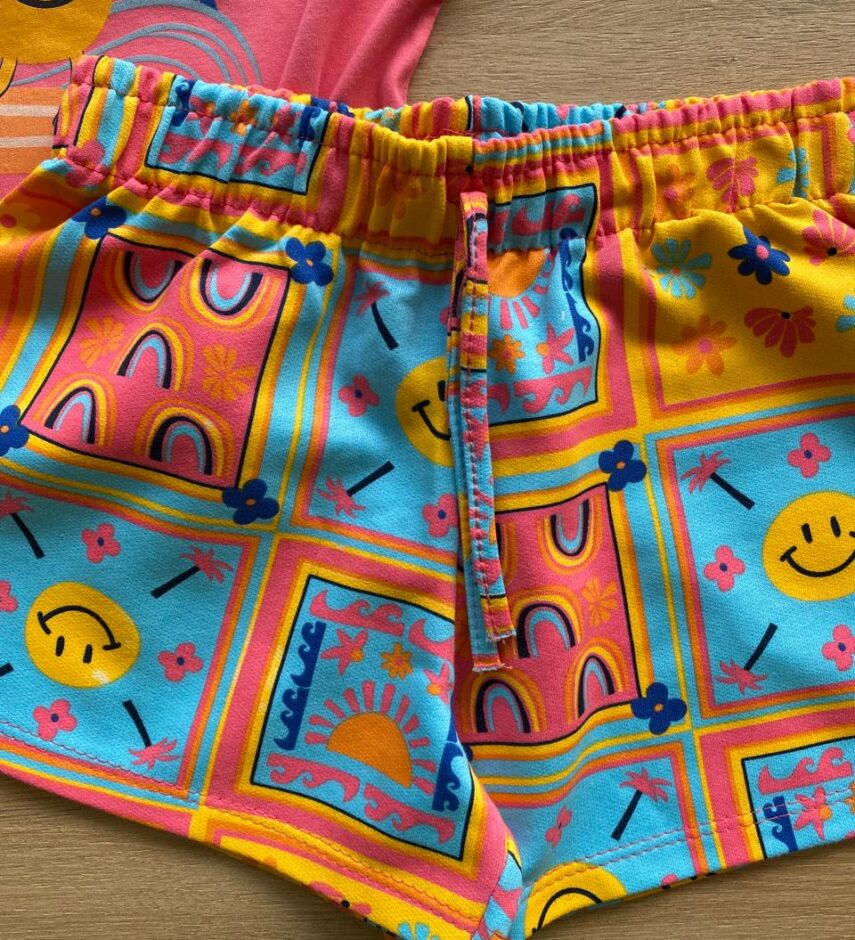 fernandaramoskids com br Conjunto Infantil Feminino Cropped Hello Rosa e Short Estampado2