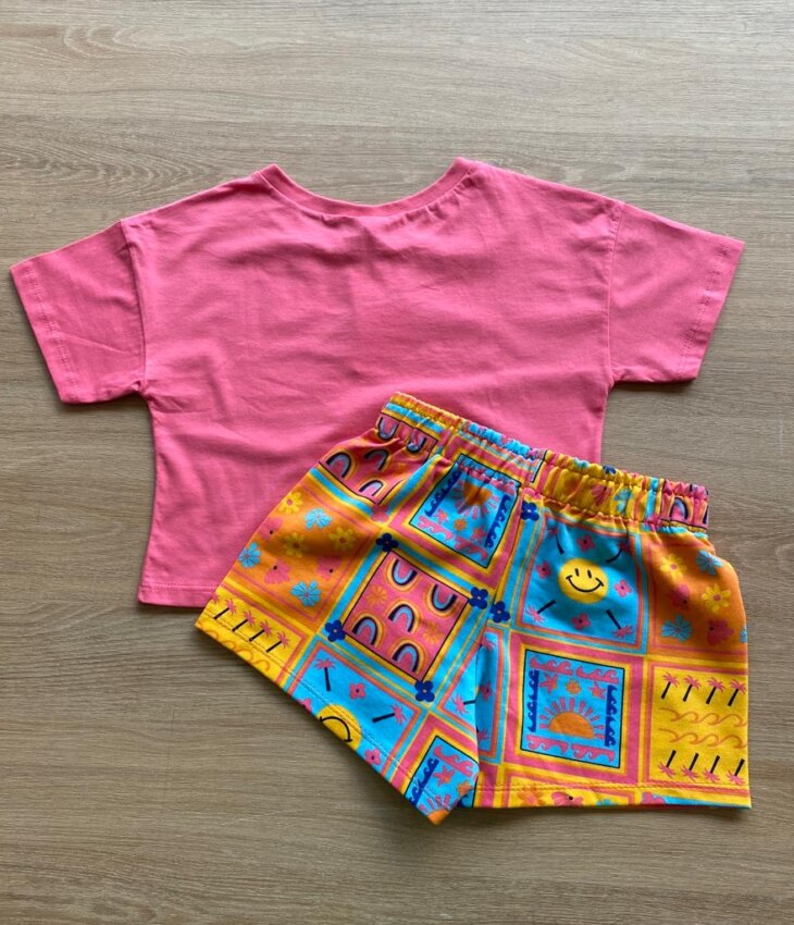 fernandaramoskids com br Conjunto Infantil Feminino Cropped Hello Rosa e Short Estampado3