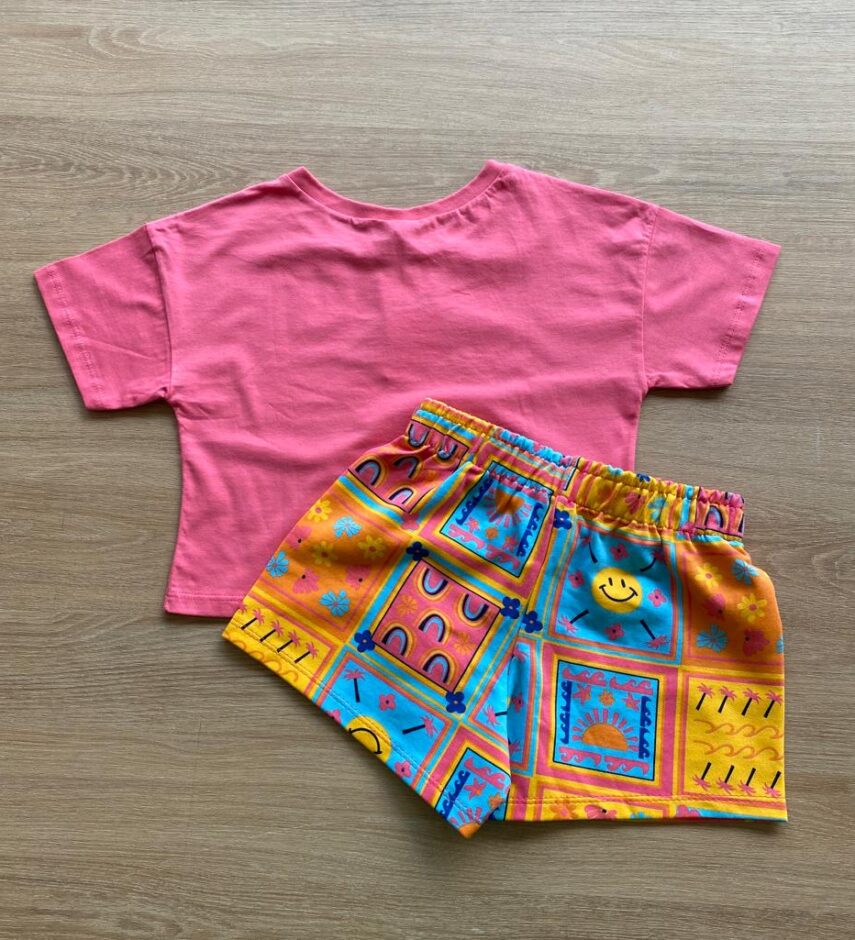 fernandaramoskids com br Conjunto Infantil Feminino Cropped Hello Rosa e Short Estampado3