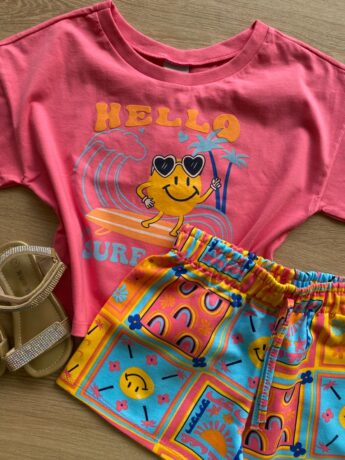 fernandaramoskids com br Conjunto Infantil Feminino Cropped Hello Rosa e Short Estampado1