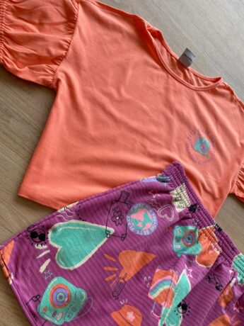 fernandaramoskids com br Conjunto Infantil Feminino Cropped Laranja e Short Saia Estampado1