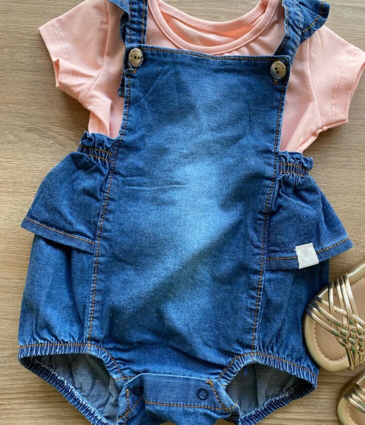 fernandaramoskids com br Conjunto Infantil Feminino Jardineira Jeans e Blusa Salmão1