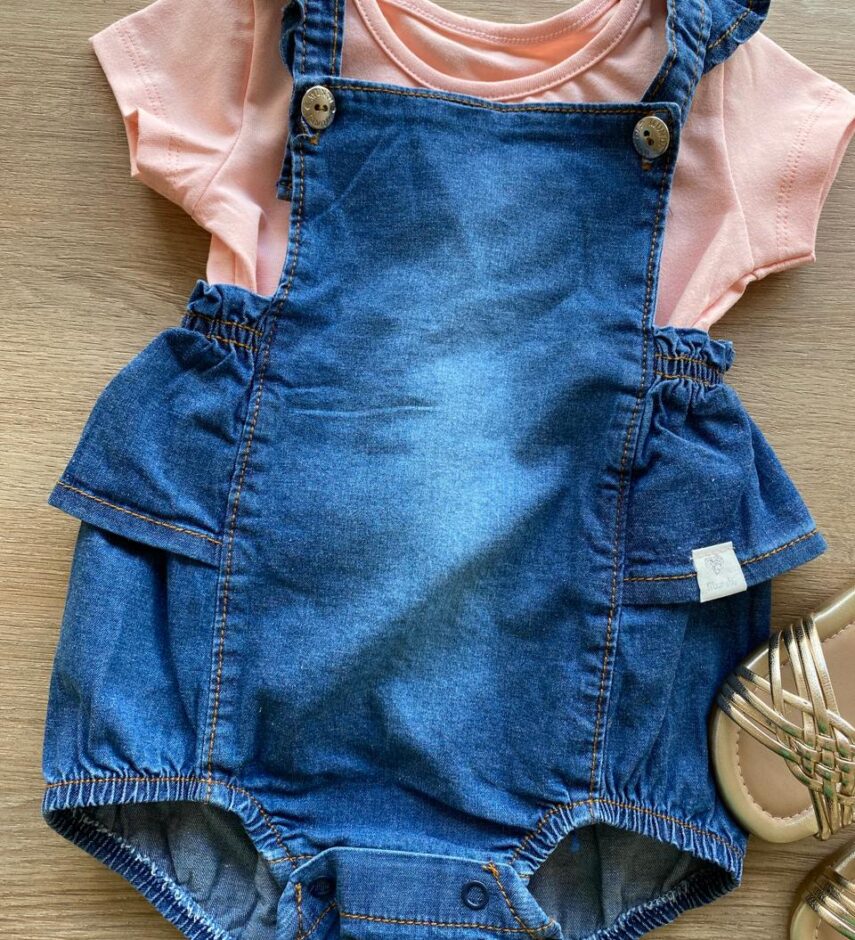fernandaramoskids com br Conjunto Infantil Feminino Jardineira Jeans e Blusa Salmão1