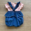 fernandaramoskids com br Conjunto Infantil Feminino Jardineira Jeans e Blusa Salmão2
