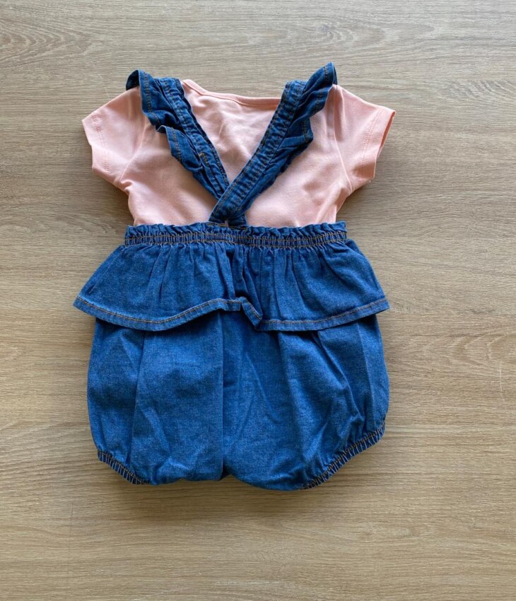fernandaramoskids com br Conjunto Infantil Feminino Jardineira Jeans e Blusa Salmão2