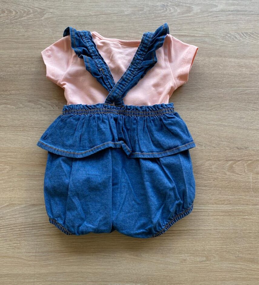 fernandaramoskids com br Conjunto Infantil Feminino Jardineira Jeans e Blusa Salmão2