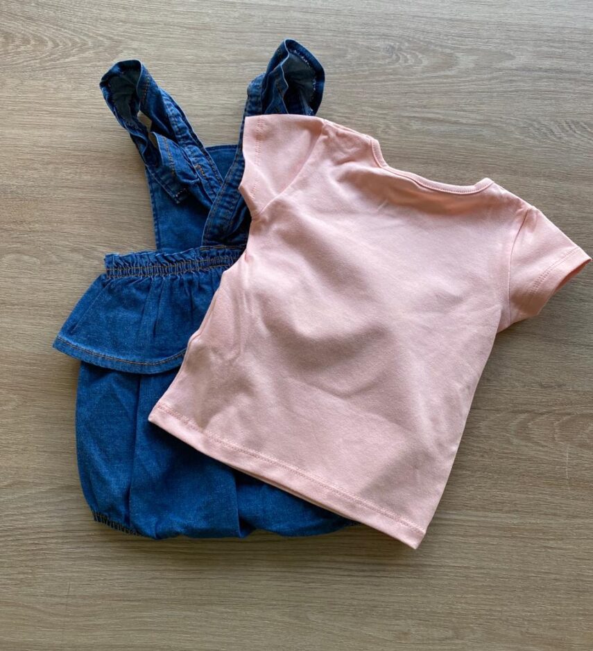 fernandaramoskids com br Conjunto Infantil Feminino Jardineira Jeans e Blusa Salmão3