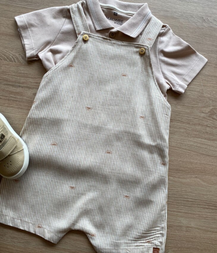fernandaramoskids com br Conjunto Infantil Masculino Camiseta Polo e Jardineira Listrada Bege1