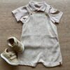 Conjunto Infantil Masculino Camiseta Polo e Jardineira Listrada Bege Fernanda Ramos Kids