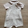 fernandaramoskids com br Conjunto Infantil Masculino Camiseta Polo e Jardineira Listrada Bege3