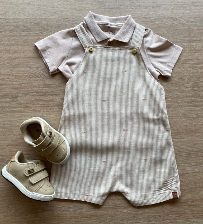 Conjunto Infantil Masculino Camiseta Polo e Jardineira Listrada Bege Fernanda Ramos Kids