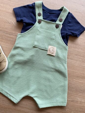 fernandaramoskids com br Conjunto Infantil Masculino Jardineira Verde e Camiseta Azul Marinho1