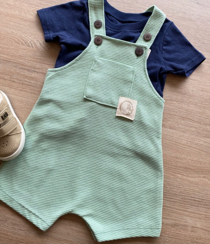 fernandaramoskids com br Conjunto Infantil Masculino Jardineira Verde e Camiseta Azul Marinho1