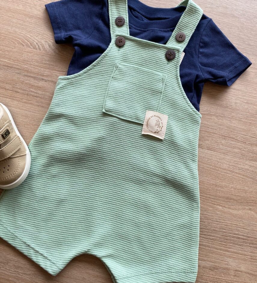 fernandaramoskids com br Conjunto Infantil Masculino Jardineira Verde e Camiseta Azul Marinho1