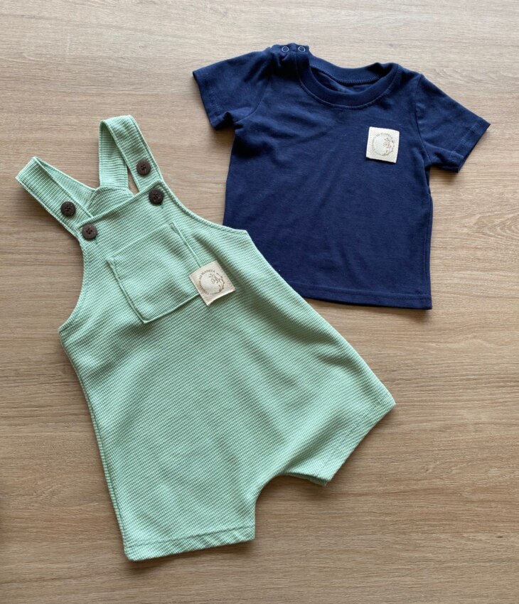 fernandaramoskids com br Conjunto Infantil Masculino Jardineira Verde e Camiseta Azul Marinho2