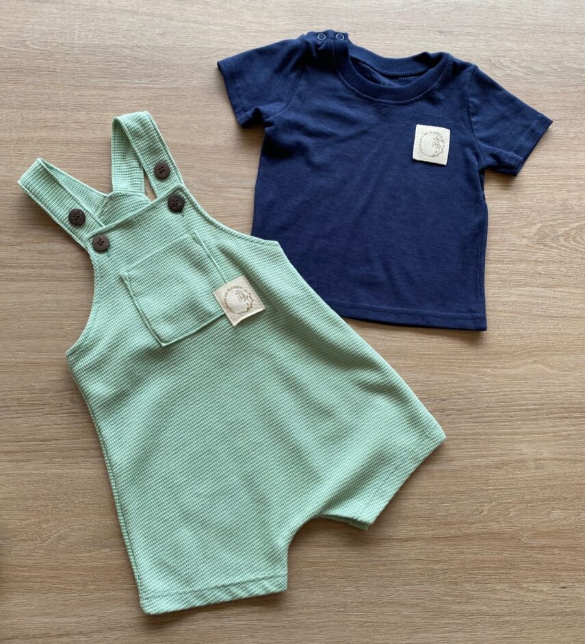 fernandaramoskids com br Conjunto Infantil Masculino Jardineira Verde e Camiseta Azul Marinho2