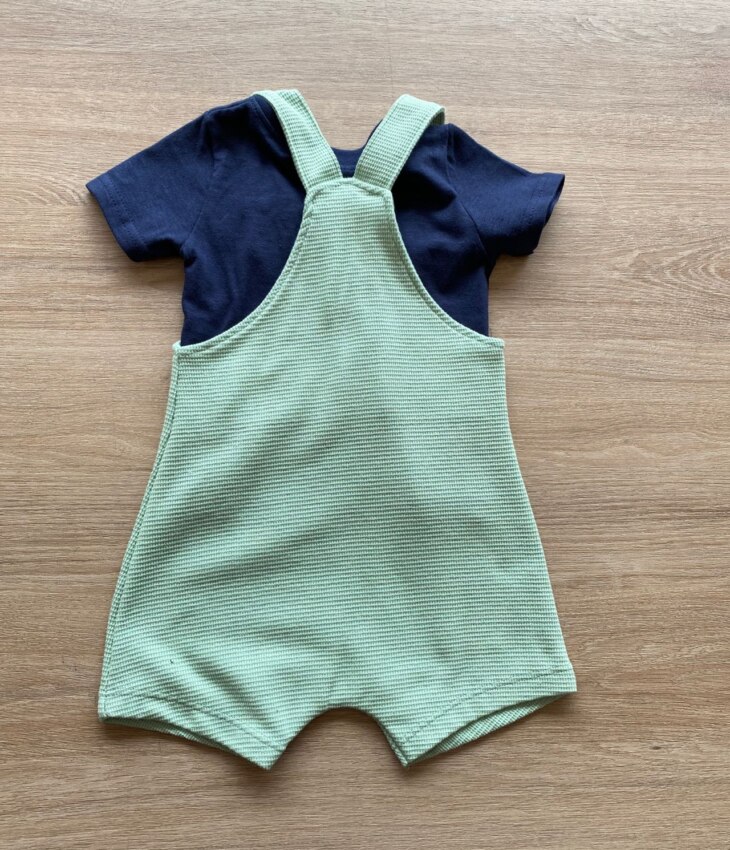 fernandaramoskids com br Conjunto Infantil Masculino Jardineira Verde e Camiseta Azul Marinho3