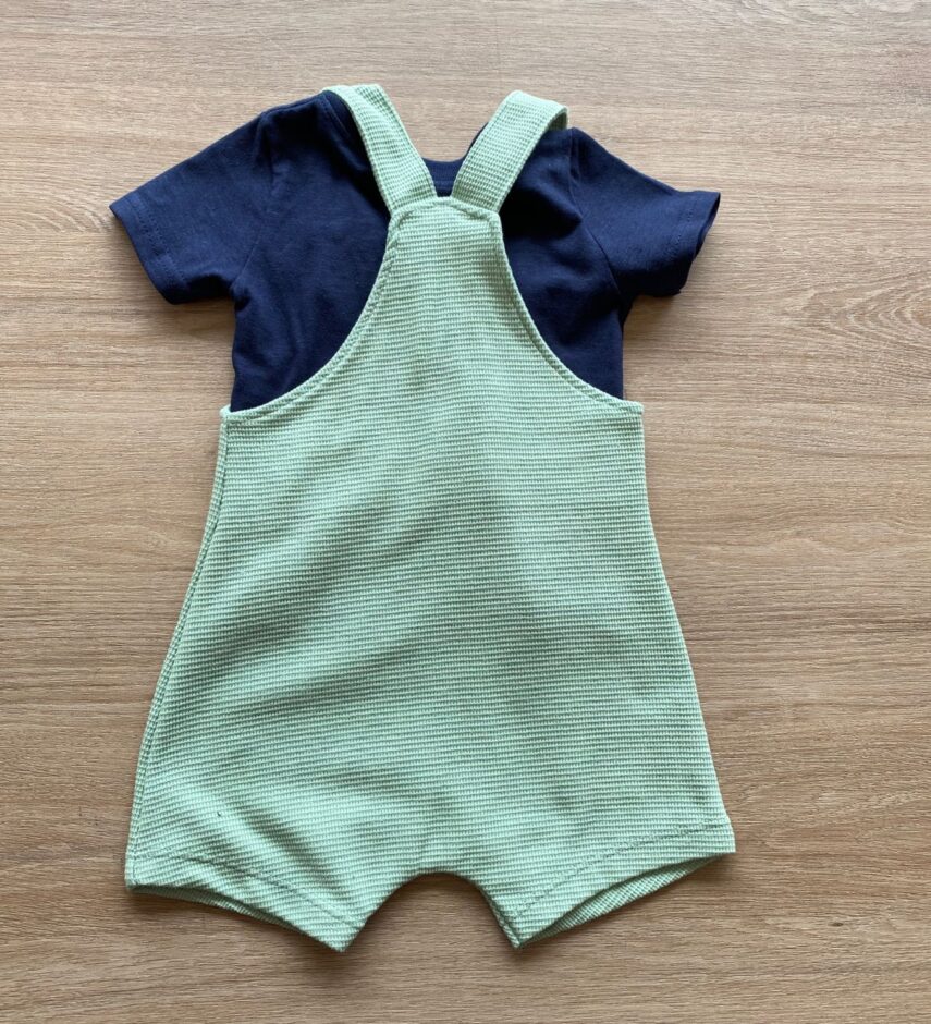 fernandaramoskids com br Conjunto Infantil Masculino Jardineira Verde e Camiseta Azul Marinho3