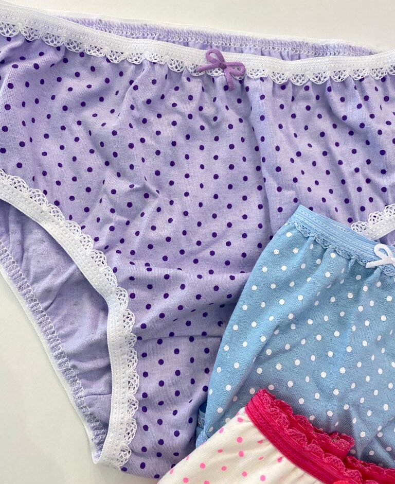 fernandaramoskids com br Kit 3 Calcinhas Infantil Feminina Poá Lilás, Azul e Branca1