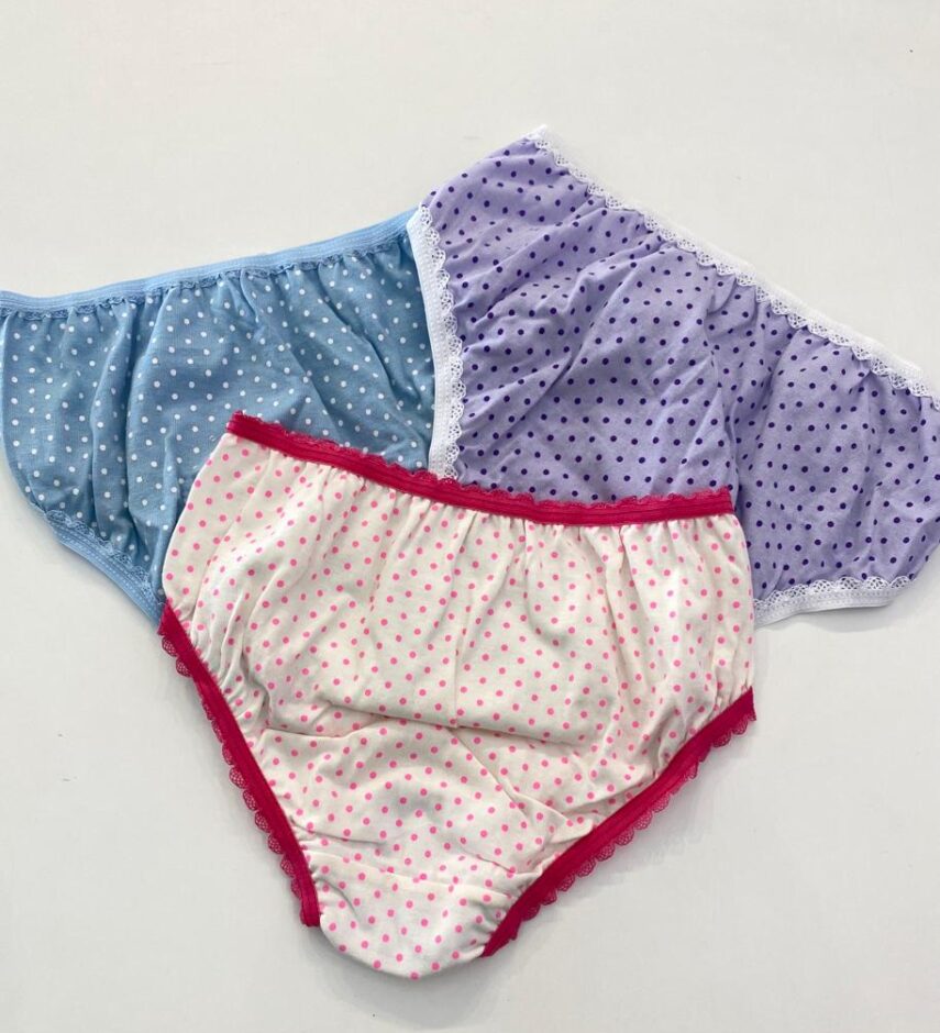 fernandaramoskids com br Kit 3 Calcinhas Infantil Feminina Poá Lilás, Azul e Branca4
