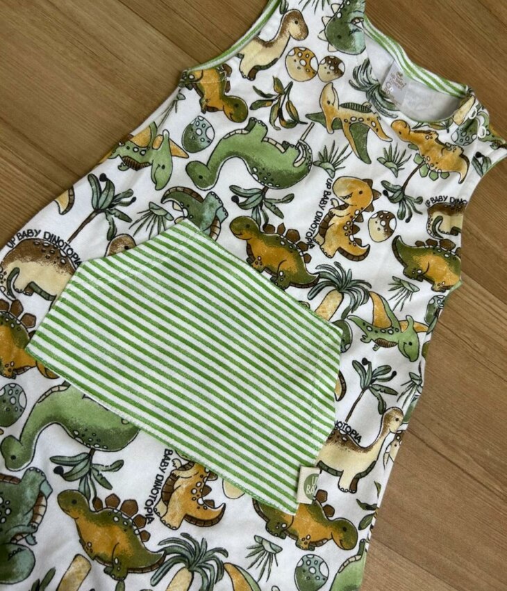 fernandaramoskids com br Macaquinho Infantil Masculino Dinossauros com Bolso Listrado1