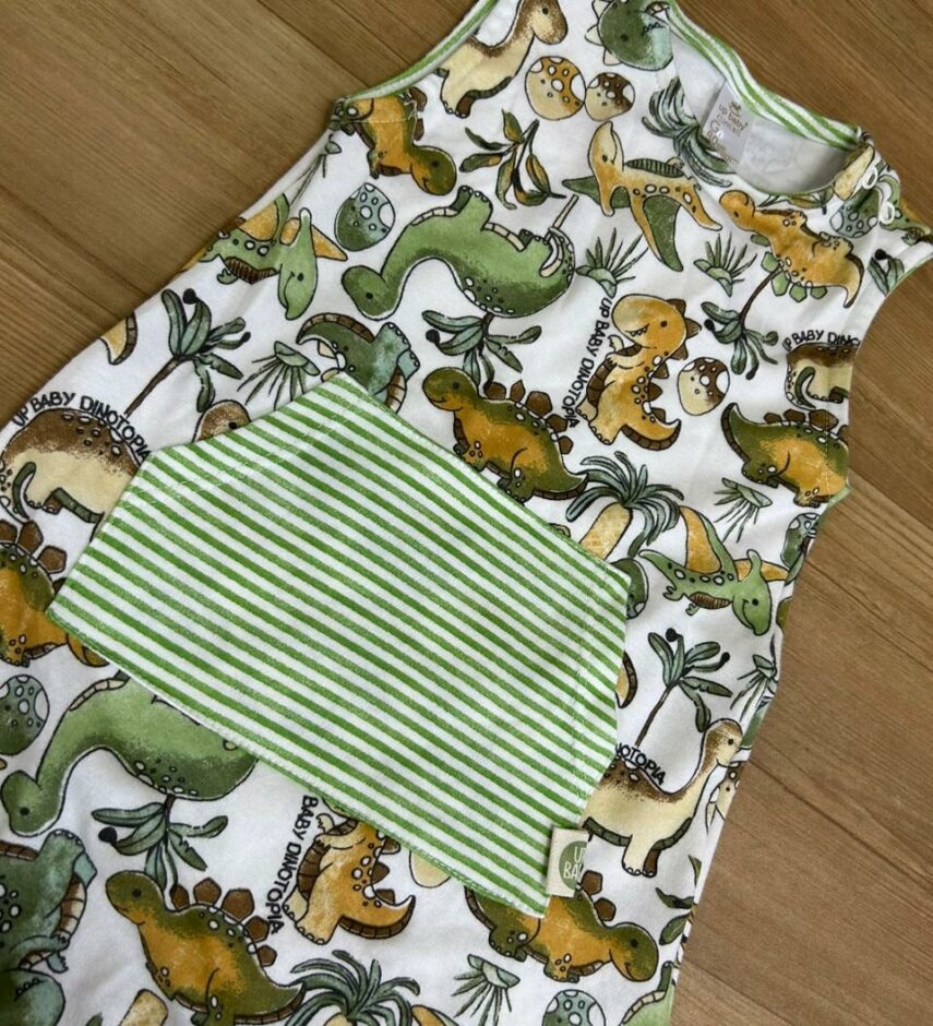 fernandaramoskids com br Macaquinho Infantil Masculino Dinossauros com Bolso Listrado1