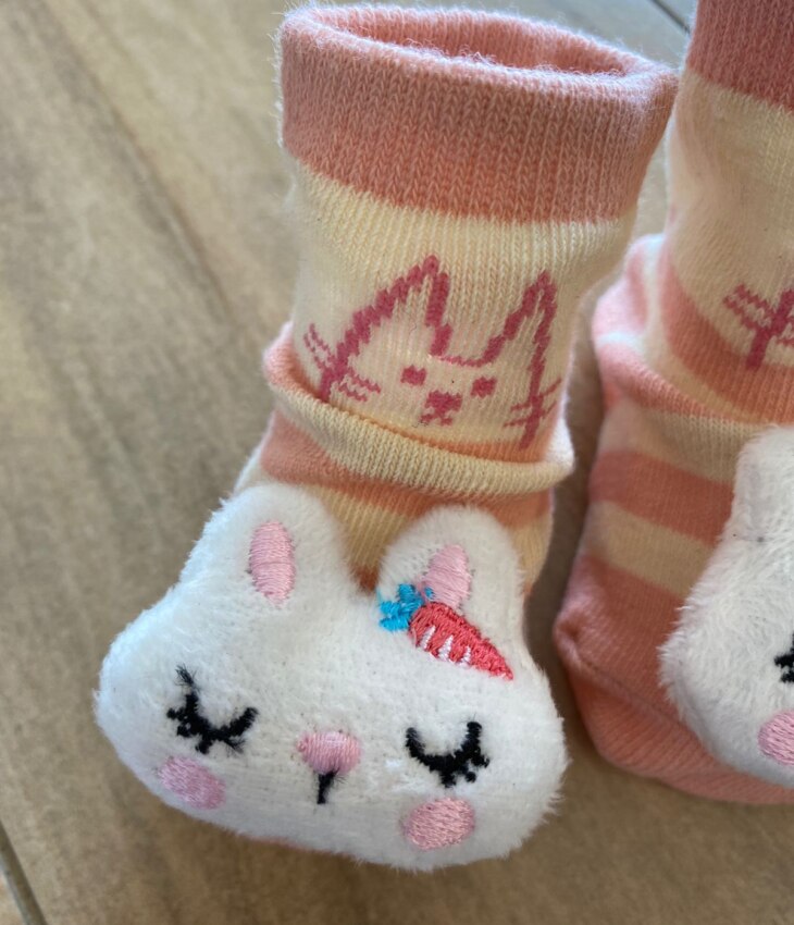 fernandaramoskids com br Meia Infantil Feminina Antiderrapante Listrada de Rosa Coelhinha2