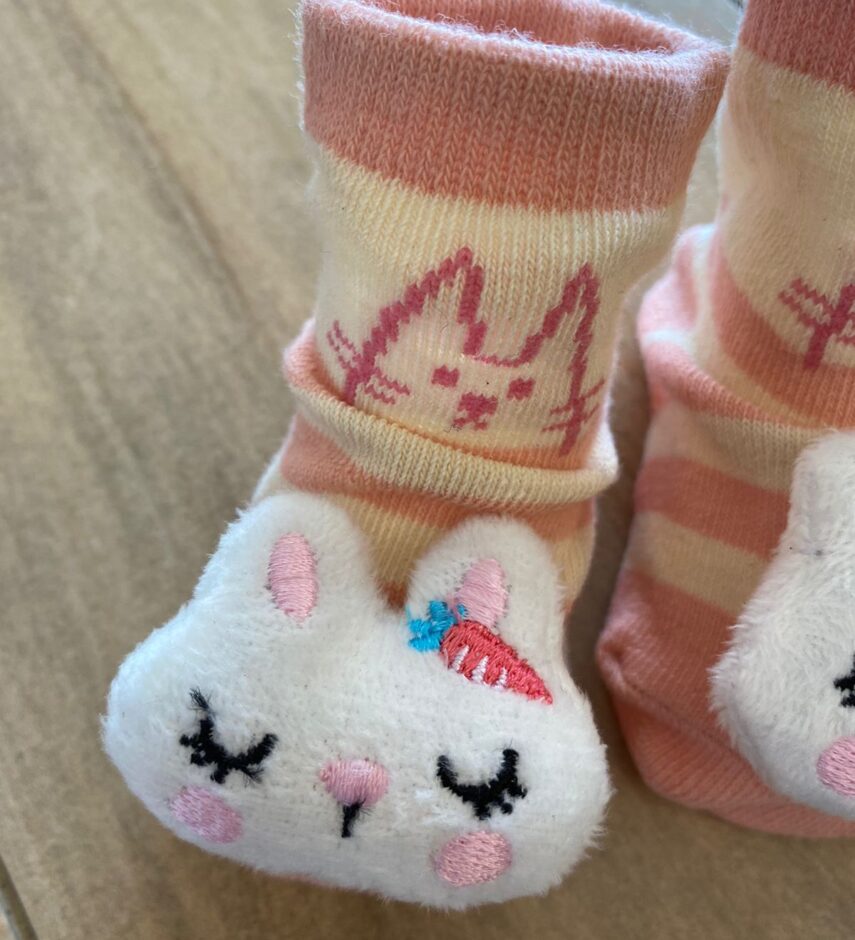 fernandaramoskids com br Meia Infantil Feminina Antiderrapante Listrada de Rosa Coelhinha2