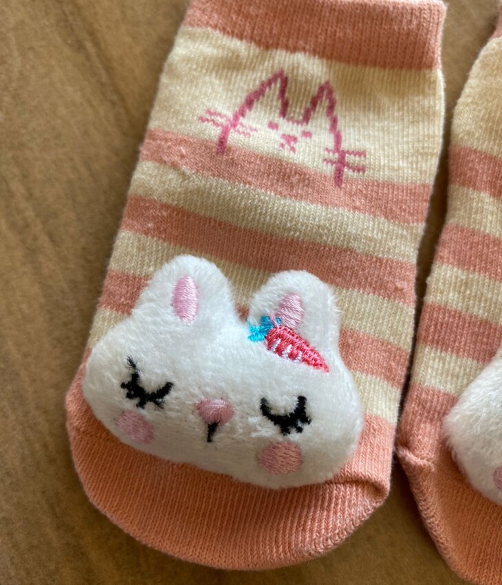 fernandaramoskids com br Meia Infantil Feminina Antiderrapante Listrada de Rosa Coelhinha4