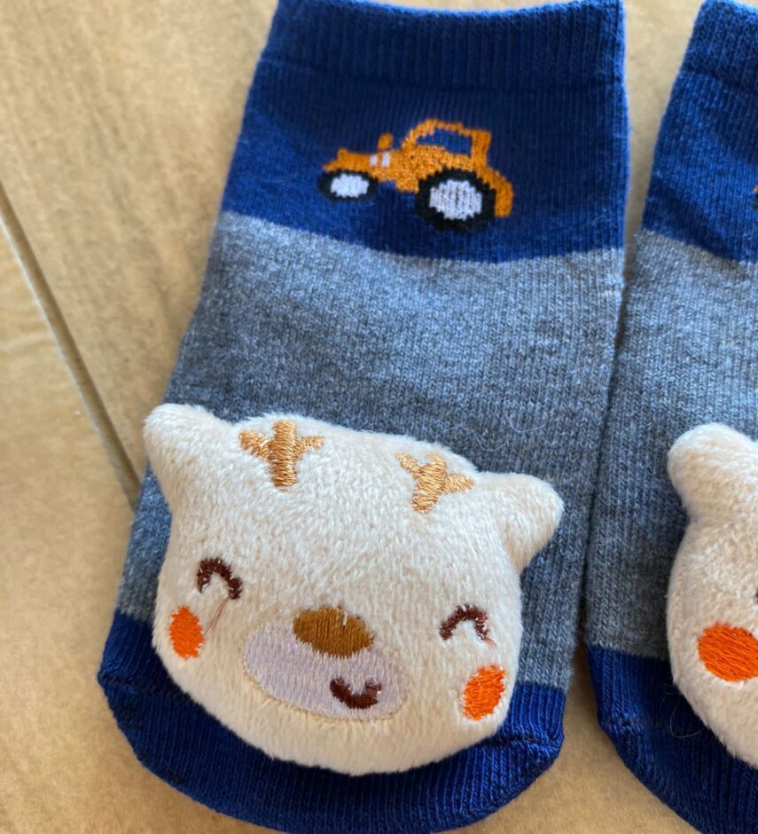 fernandaramoskids com br Meia Infantil Masculina Antiderrapante Cinza com Bichinho3