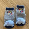 fernandaramoskids com br Meia Infantil Masculina Antiderrapante Cinza com Elefantinho3