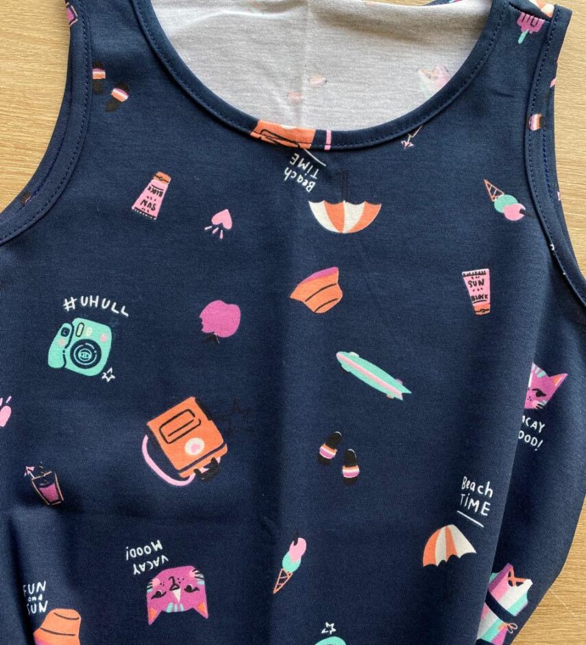 fernandaramoskids com br Vestido Infantil Feminino Evasê Estampado Fundo Azul Marinho1