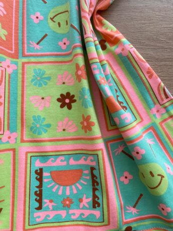 fernandaramoskids com br Vestido Infantil Feminino Rodado Manga Curta Estampado Fundo Verde1
