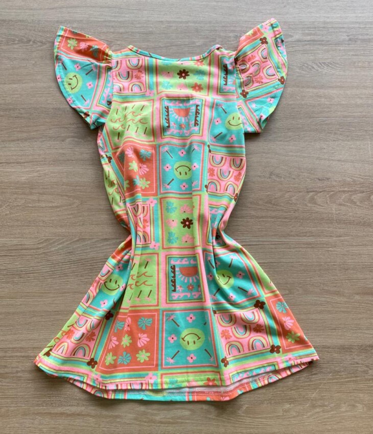 fernandaramoskids com br Vestido Infantil Feminino Rodado Manga Curta Estampado Fundo Verde2