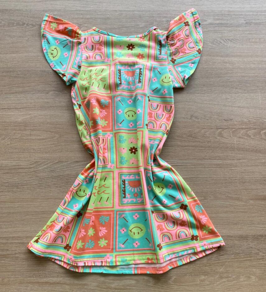 fernandaramoskids com br Vestido Infantil Feminino Rodado Manga Curta Estampado Fundo Verde2