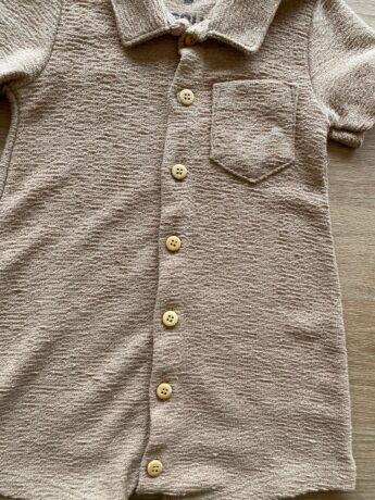 fernandaramoskids com br Macacão Curto Infantil Masculino Gola Polo Bege1