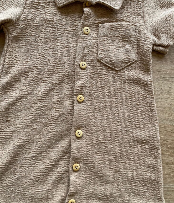 fernandaramoskids com br Macacão Curto Infantil Masculino Gola Polo Bege1