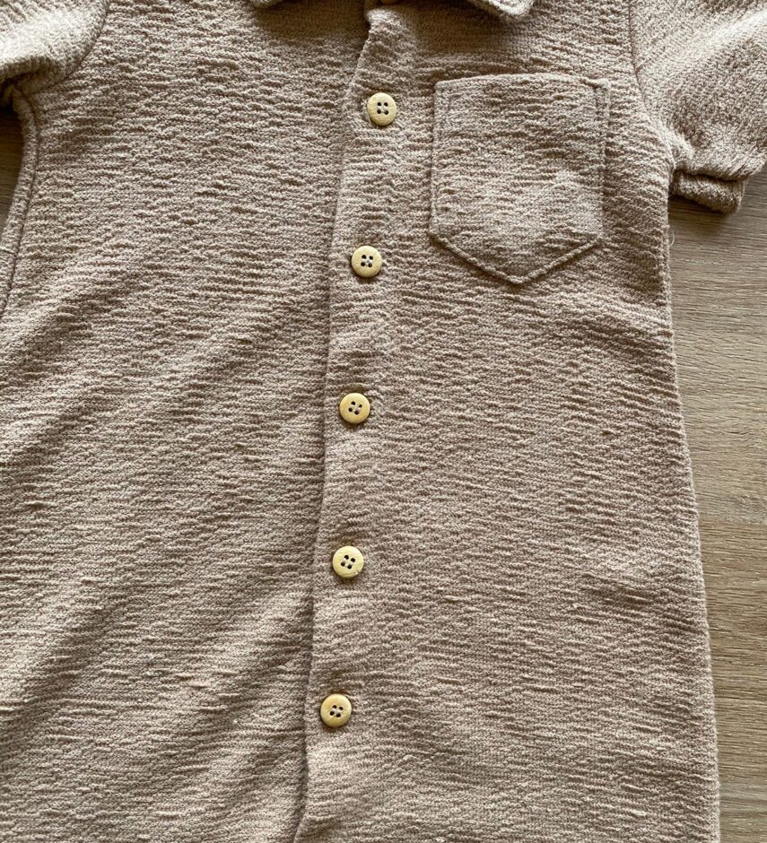 fernandaramoskids com br Macacão Curto Infantil Masculino Gola Polo Bege1