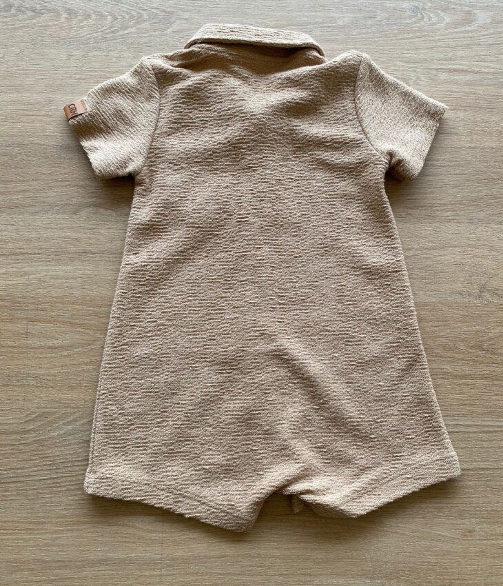 fernandaramoskids com br Macacão Curto Infantil Masculino Gola Polo Bege2