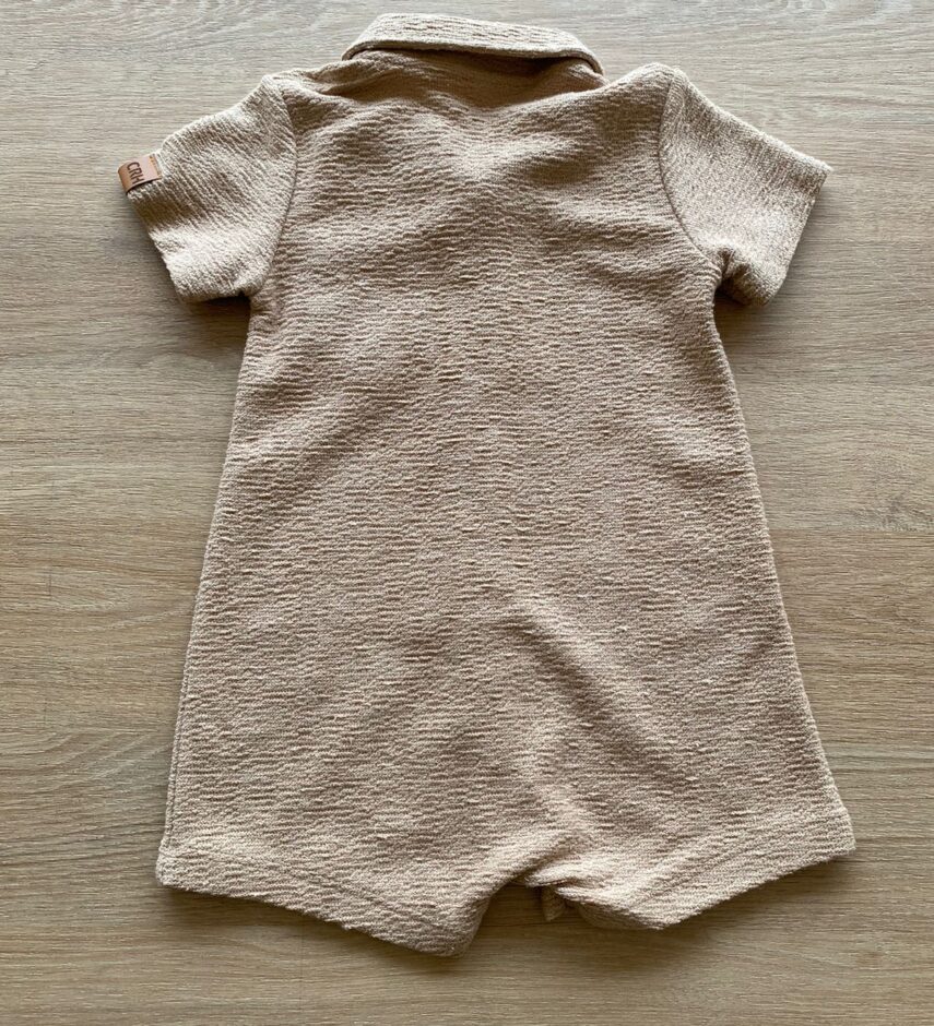fernandaramoskids com br Macacão Curto Infantil Masculino Gola Polo Bege2