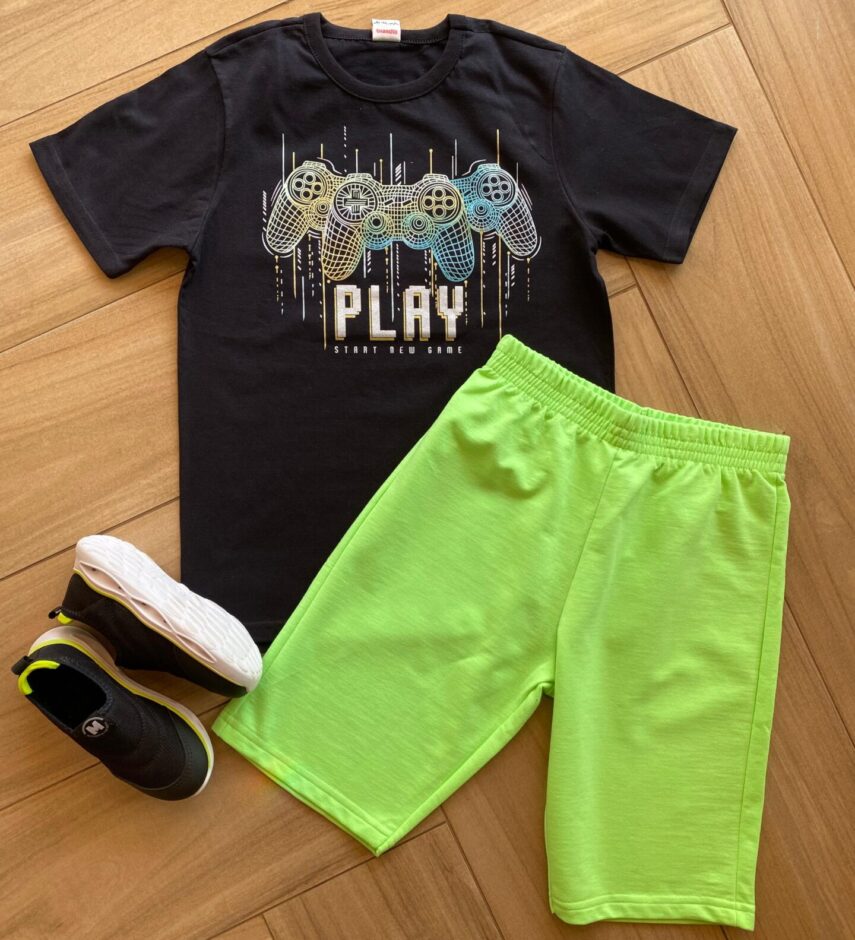 Conjunto Infantil Masculino Camiseta Play Preta e Bermuda Verde Fernanda Ramos Kids