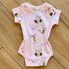 fernandaramoskids com br Body Infantil Feminino Manga Curta Suedine Estampa Cachorrinho Rosa2