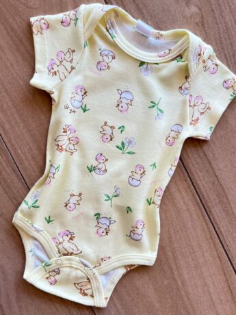 fernandaramoskids com br Body Infantil Feminino Manga Curta Suedine Estampa Patinhos Amarelo1