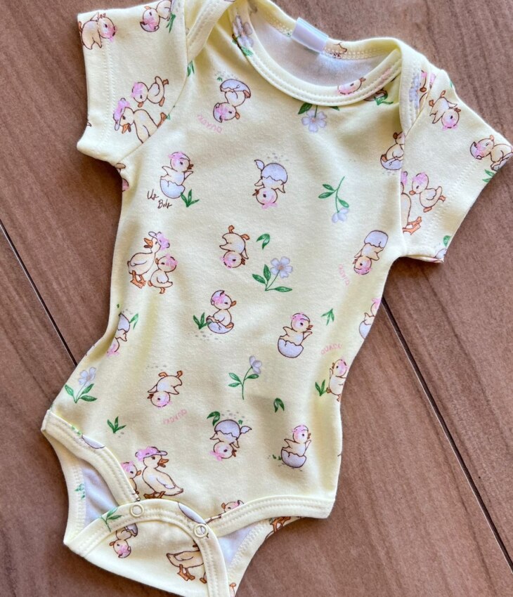fernandaramoskids com br Body Infantil Feminino Manga Curta Suedine Estampa Patinhos Amarelo1