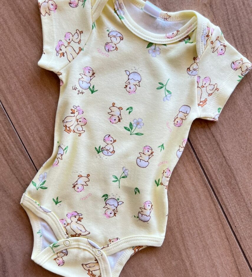 fernandaramoskids com br Body Infantil Feminino Manga Curta Suedine Estampa Patinhos Amarelo1