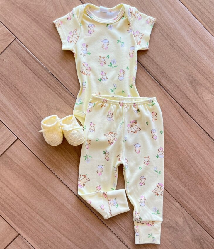 fernandaramoskids com br Body Infantil Feminino Manga Curta Suedine Estampa Patinhos Amarelo2