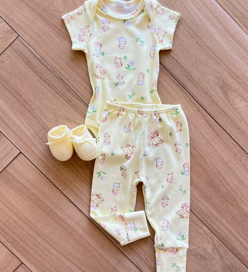 fernandaramoskids com br Body Infantil Feminino Manga Curta Suedine Estampa Patinhos Amarelo2
